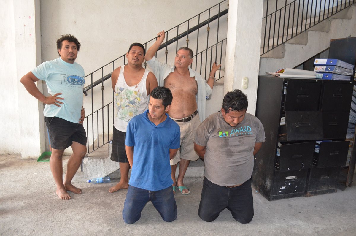 Cinco de los presuntos delincuentes detenidos en Sn Sebastián. (Foto Prensa Libre: Jorge Tizol).