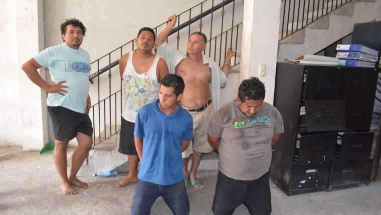Cinco de los presuntos delincuentes detenidos en Sn Sebastián. (Foto Prensa Libre: Jorge Tizol).