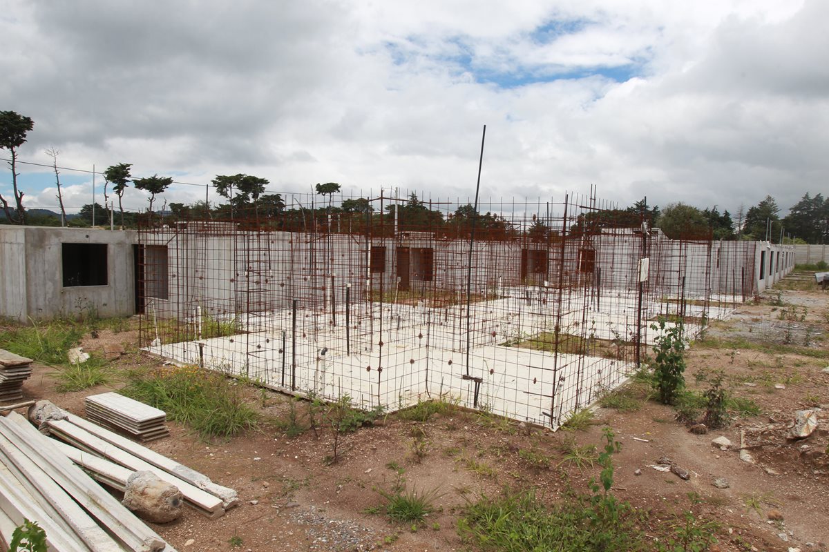 El proyecto Mi Querida Familia se encuentra en obra gris. Hay 40 casas inhabitables, por deficiencias en la construcción. (Foto Prensa Libre: Estuardo Paredes)