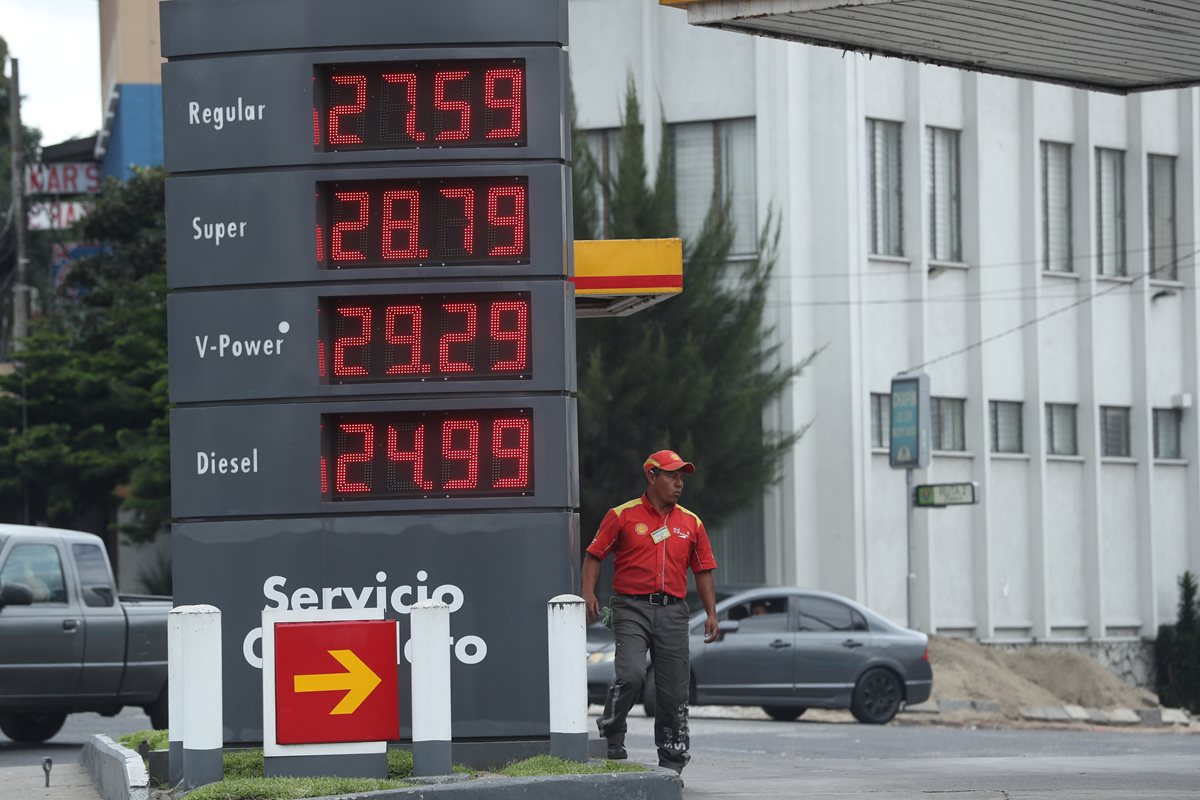 Los precios de los combustibles incrementaron Q0.80 este sábado y acumulan un ajuste de Q1.80 en las últimas dos semanas, según importadores y comercializadores. (Foto Prensa Libre: Esbin García)
