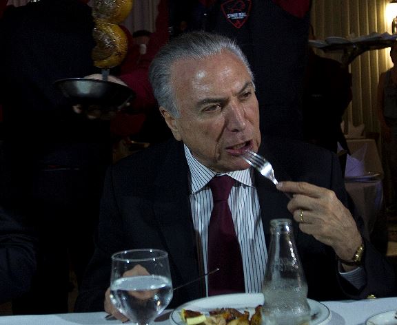 La prensa brasileña criticó la comilona de Temer para tratar de apaciguar por la polémica de carne podrida. (Foto Prensa Libre: EFE)
