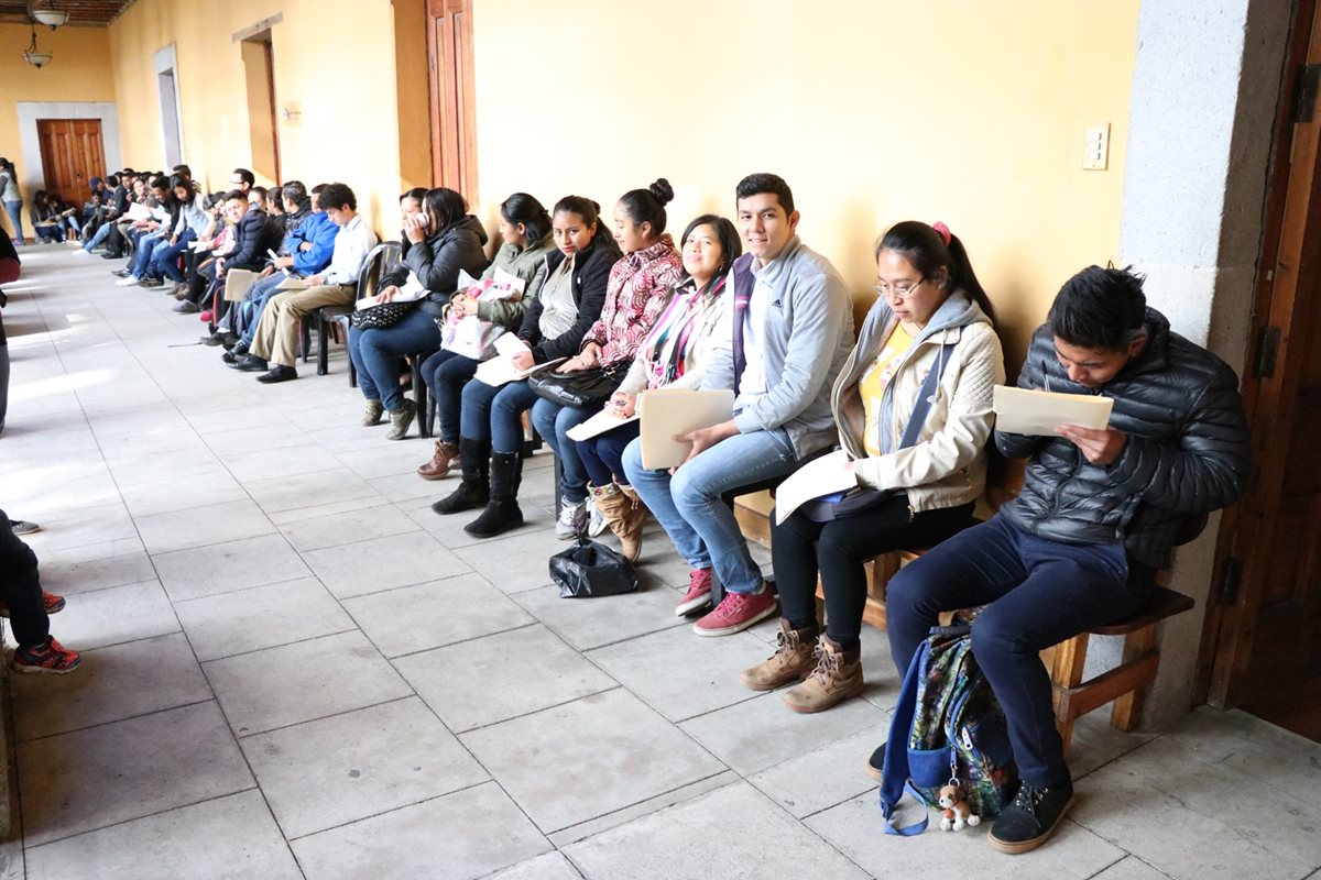 Unas 25 personas acuden cada día a la Ventanilla Única Municipal de Empleo en Quetzaltenango para consultar sobre plazas disponibles. (Foto Prensa Libre: María José Longo)