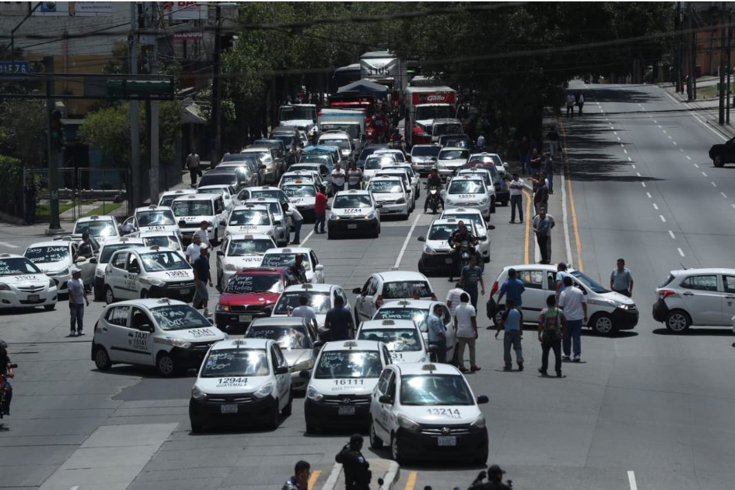 Sobre la calle Martí, en la 21 avenida, zona 6, en el lugar conocido como la Cuchilla, taxistas bloquearon el paso, en su trayecto hacia la sede central del Ministerio Público. (Foto Prensa Libre: Esbin García)