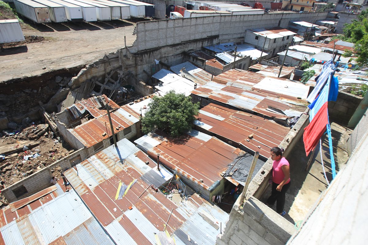 El colapso de un muro destruyó varias viviendas y dejó 10 personas muertas el 6 de septiembre, en Santa Isabel 2, Villa Nueva. (Foto Prensa Libre: HemerotecaPL)