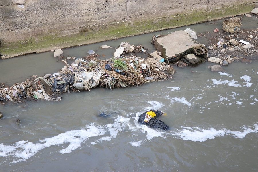 Basura y aguas residuales se acumulan en el río Seco, un recurso natural perjudicado por la falta de tratamiento de desechos en Xela. (Foto Prensa Libre: María Longo)