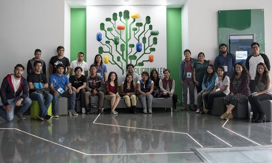 Unos 40 jóvenes concluyeron recientemente el curso de tecnología del programa Valentina. (Foto Prensa Libre: Cortesía)