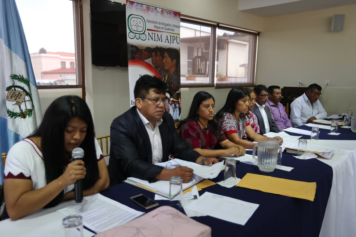 Líderes comunitario de Xepache y abogados mayas de Guatemala durante la conferencia de prensa. (Foto Prensa Libre: Mynor Toc)