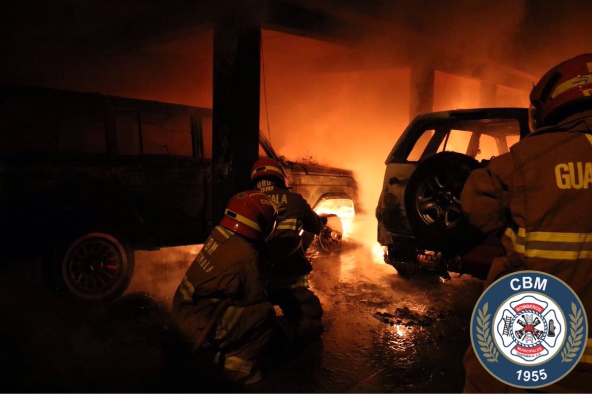 Socorristas combaten incendio en la zona 10, en el que dos vehículos quedaron destruidos. (Foto Prensa Libre: Bomberos Municipales)