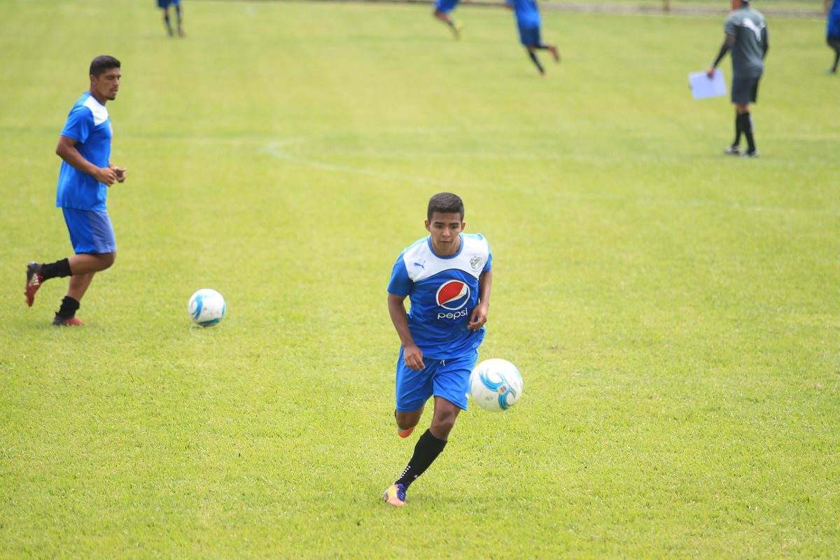 El volante Luis Pablo Samayoa sueña en grande con Comunicaciones de cara al arranque del Apertura 2017. (Foto Prensa Libre: Carlos Vicente)