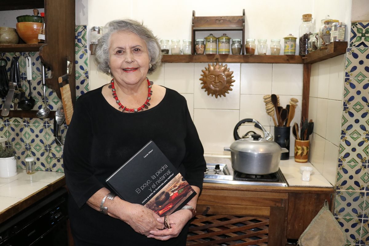 Carole Wilson recopiló y redactó un libro sobre la cocina guatemalteca, una de sus pasiones (Foto Prensa Libre: Renato Melgar).