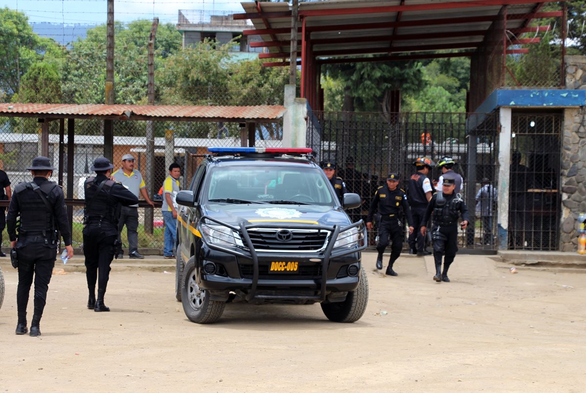 Agentes de la PNC trasladan cadáver del reo Pablo Asicona Ijom a la morgue de Xela. (Foto Prensa Libre: Carlos Ventura)