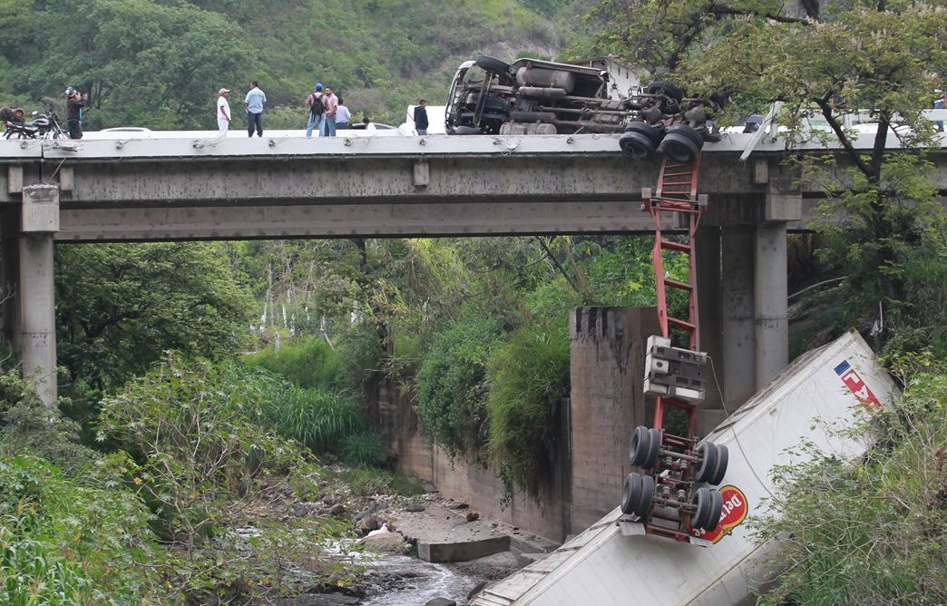 Autoridades recomiendan revisar vehículos antes de emprender un viaje para evitar accidentes. (Foto Prensa Libre: Hemeroteca)