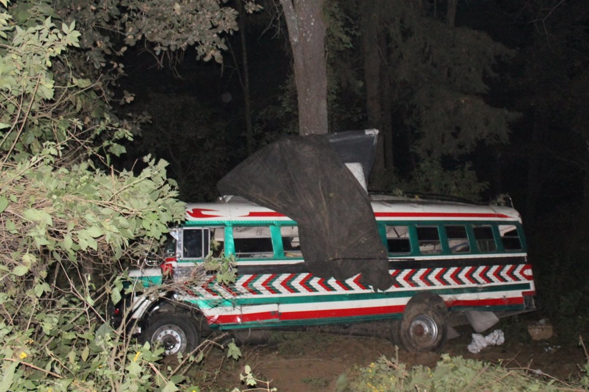 Autobús choca con árboles luego de haber caído a un barranco en Santa Catarina Ixtahuacán, Sololá. (Foto Prensa Libre: Ángel Julajuj)