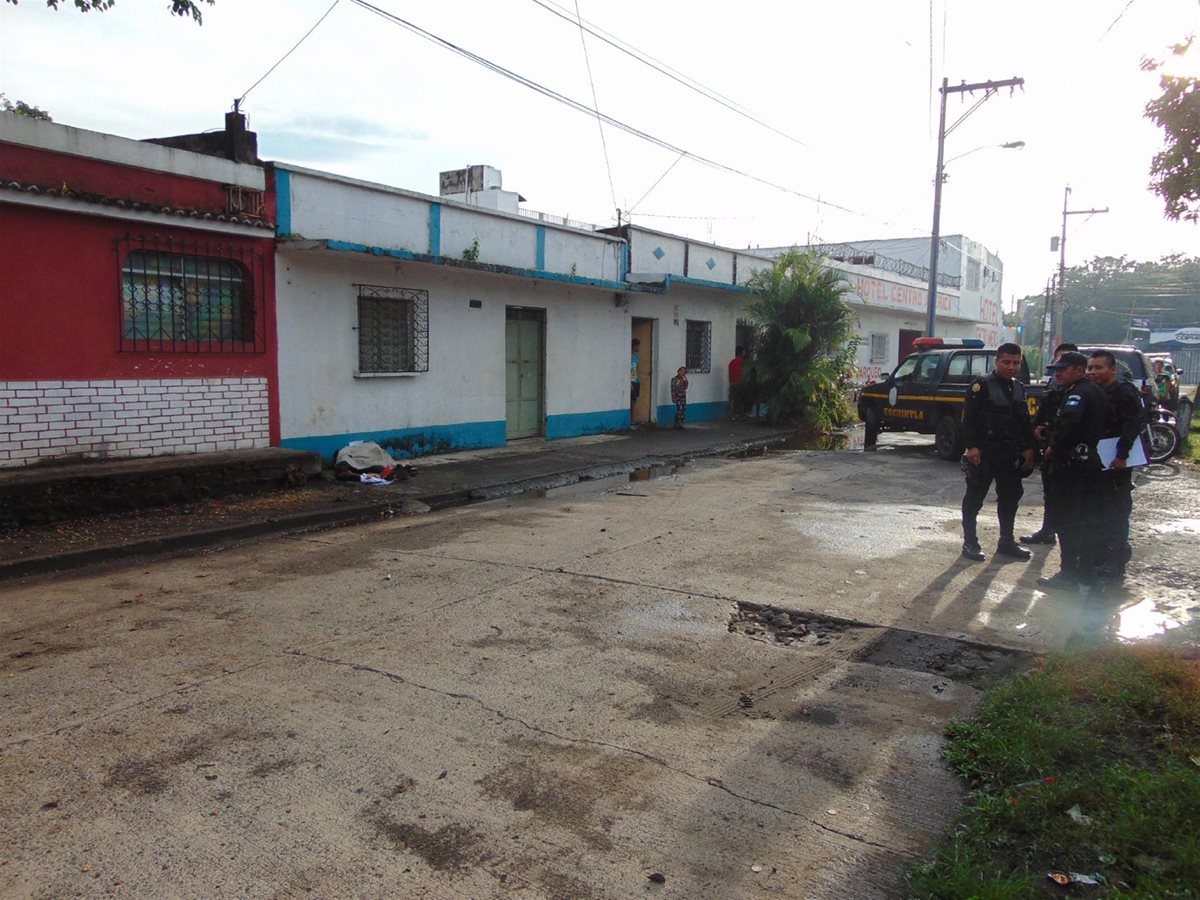 Cadáver de maestro fue localizado en la zona 1 de la cabecera de Escuintla. (Foto Prensa Libre: Carlos E. Paredes)