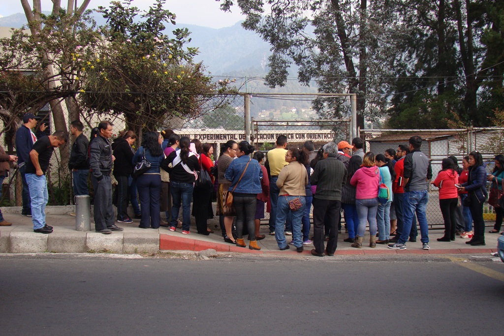 Padres de familia fueron convocados para recibir información sobre extorsión a Instituto Experimental de San Pedro Sacatepéquez, San Marcos. (Foto Prensa Libre: Whitmer Barrera)