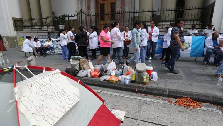 Plantón de médicos afuera de Casa Presidencial la semana pasada. (Foto Prensa Libre: Hemeroteca)