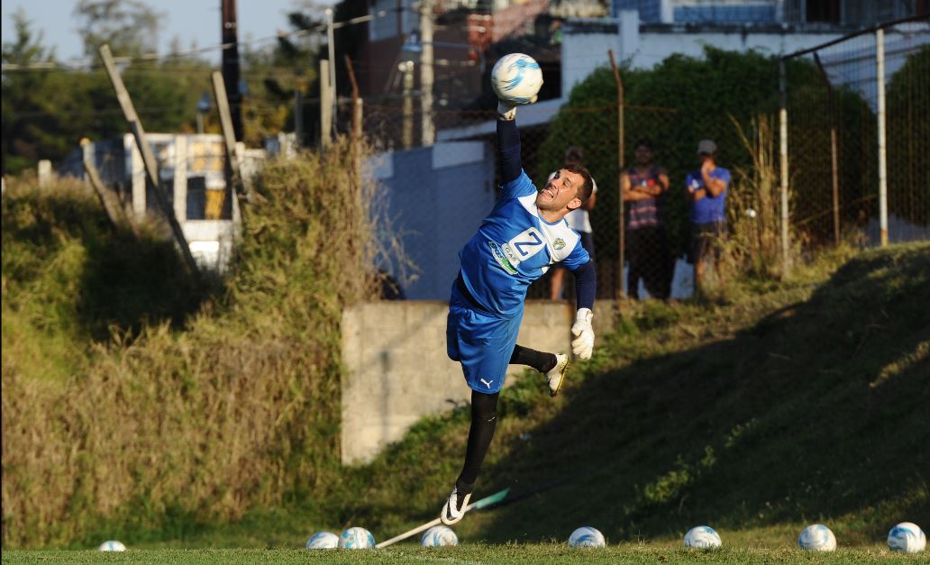 Javier Irazún controla el balón durante el entrenamiento que ayer realizaron los cremas en las canchas de Greenfield, zona 4 de Mixco. (Foto Prensa Libre: Francisco Sánchez)