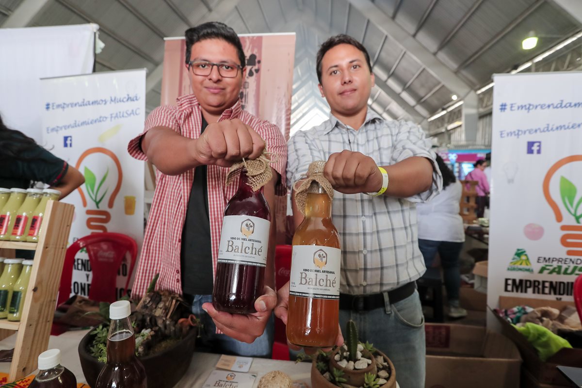 Gyorbani Say y Luis Chilin, fundadores de Vino de Miel Artesanal Balché ya venden su producto, pero sueñan con escalar su producción y colocar la hidromiel en el mercado internacional. (Foto Prensa Libre: Juan Diego González)