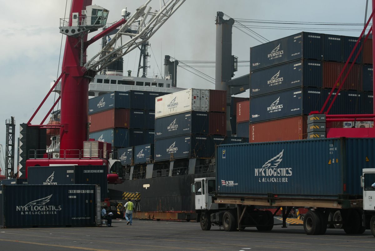 Área portuaria de carga y descarga de contenedores del puerto Quetzal, Escuintla. (Foto Prensa Libre: Hemeroteca PL)
