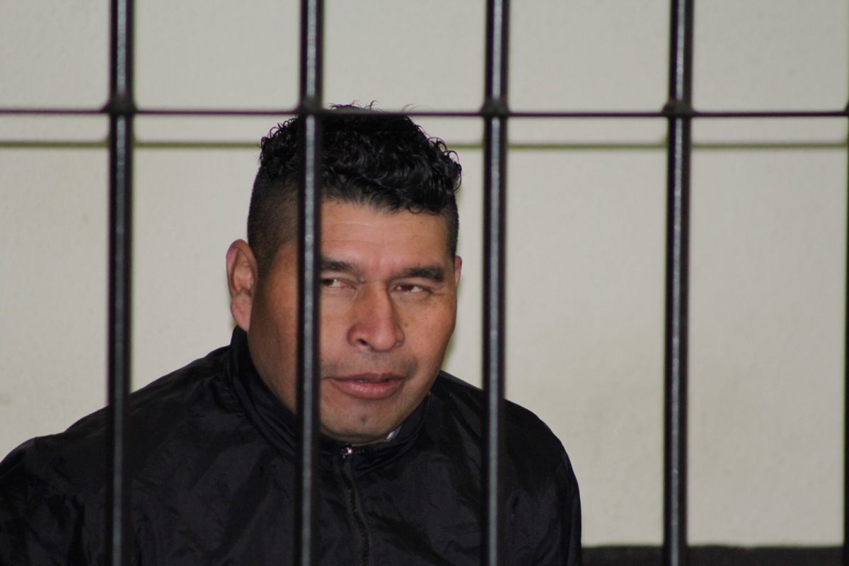 Sindicado de crimen escucha dictamen de juez en el Tribunal Segundo de Sentencia Penal de Quetzaltenango. (Foto Prensa Libre: María José Longo)