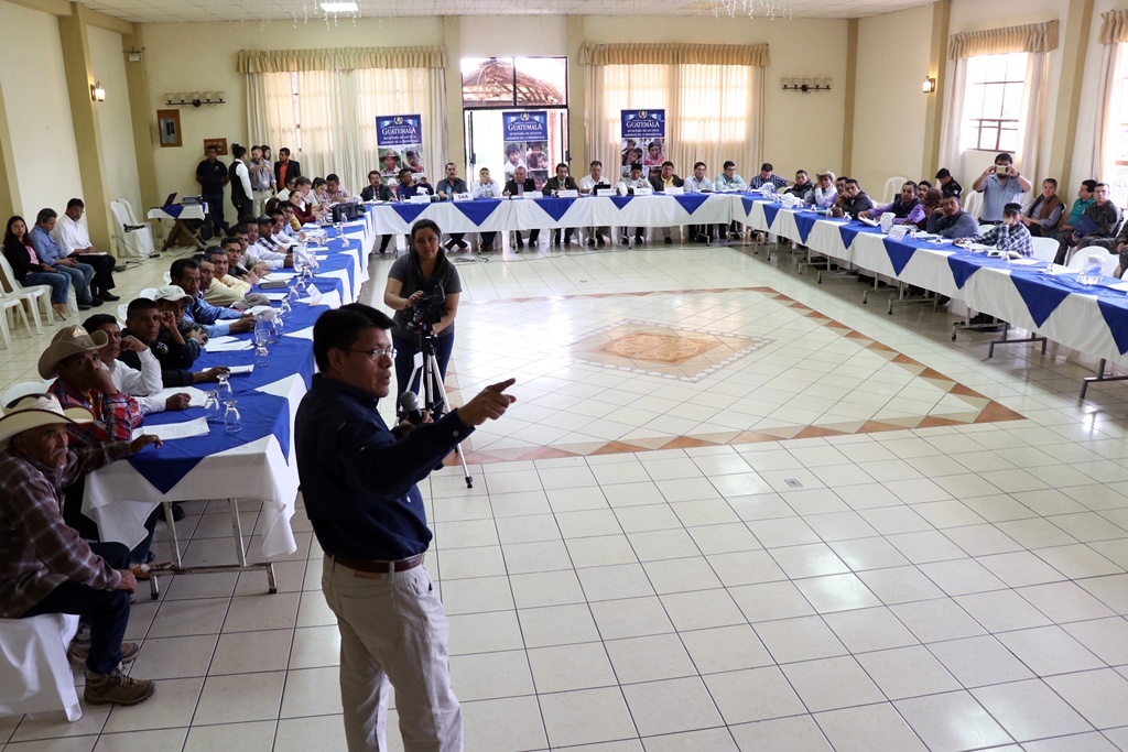 Autoridades del Gobierno, municipales y líderes comunitarios acuerdan reabrir el próximo 21 de abril la Municipalidad de San Mateo Ixtatán, que permanece cerrada desde enero último. (Foto Prensa Libre: Mike Castillo)