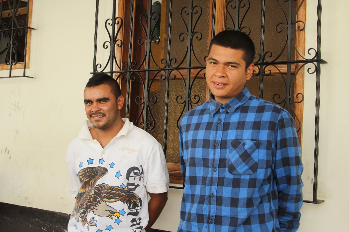 Los dos sindicados de haber asaltado a una extranjera en Antigua Guatemala. (Foto Prensa Libre: Miguel López).