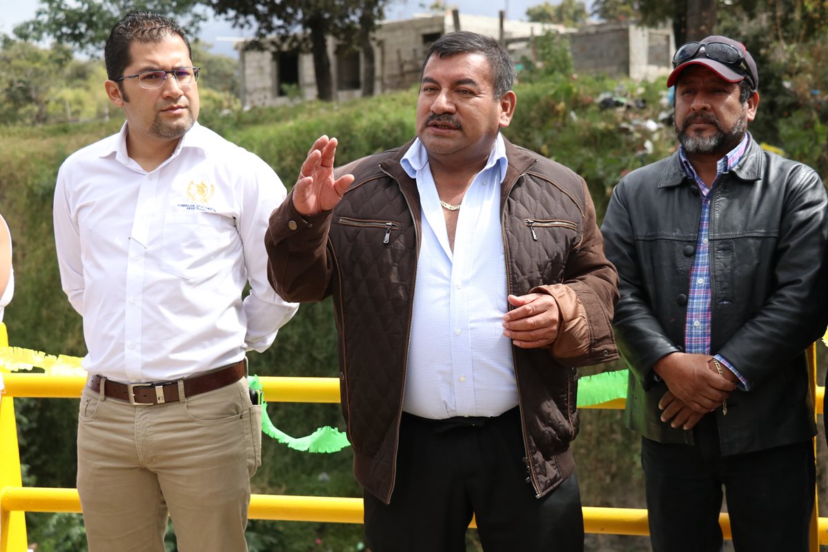 El alcalde Gerónimo Martí­nez, acompañado del gobernador Ramiro Barillas y el concejal primero Héctor Hernández, en un acto público efectuado en la zona 5 de Huehuetenango. (Foto Prensa Libre: Mike Castillo)