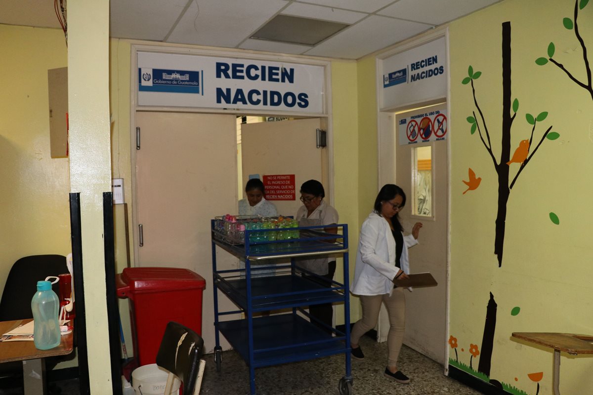 El recién nacido fue llevado al hospital de Antigua Guatemala. (Foto Prensa Libre: Renato Melgar)