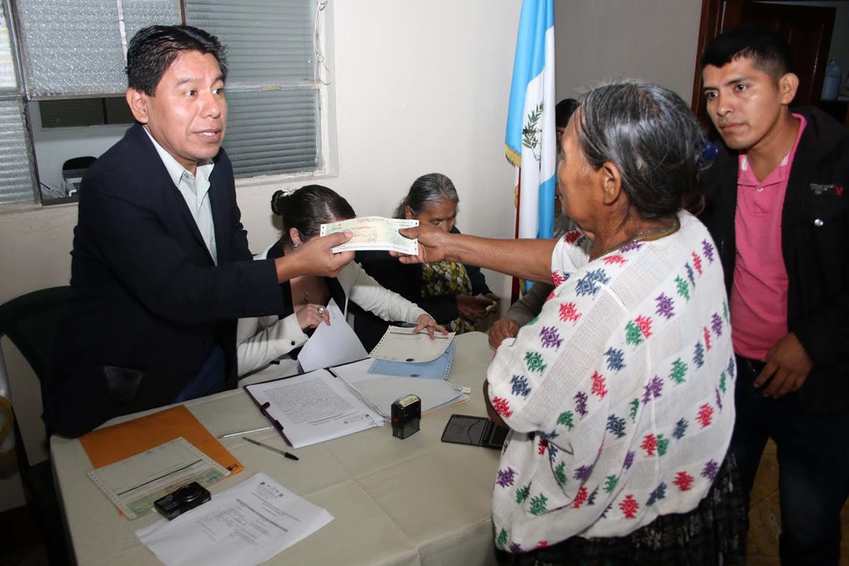 Familiares de víctimas del conflicto armado reciben resarcimiento en Cobán, Alta Verapaz. (Foto Prensa Libre: Eduardo Sam Chun)
