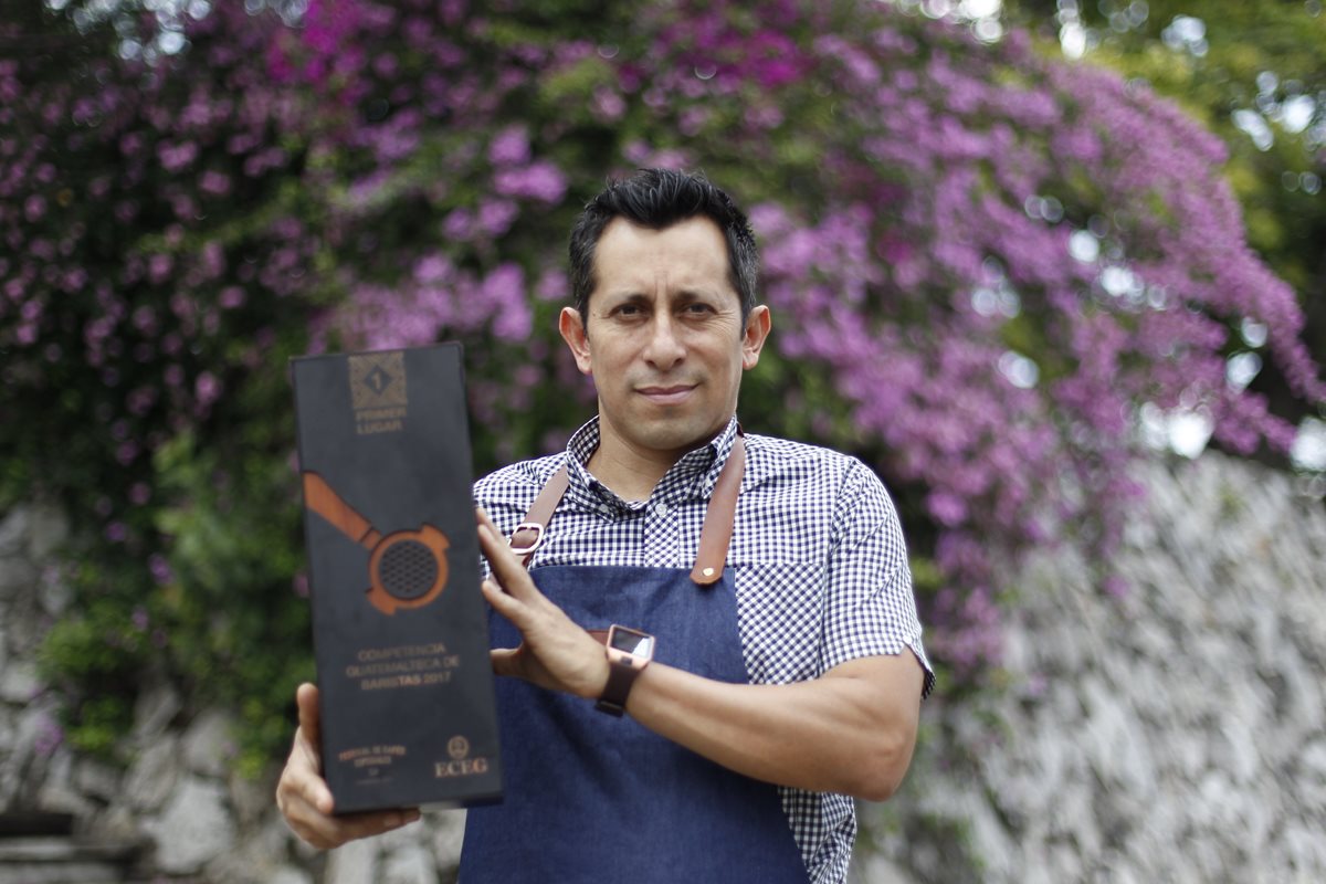 Jenner Fuentes, se coronó ganador como mejor barista en el Festival de Cafés Especiales y viajará en noviembre a Corea del Sur. (Foto Prensa Libre: Paulo Raquec)