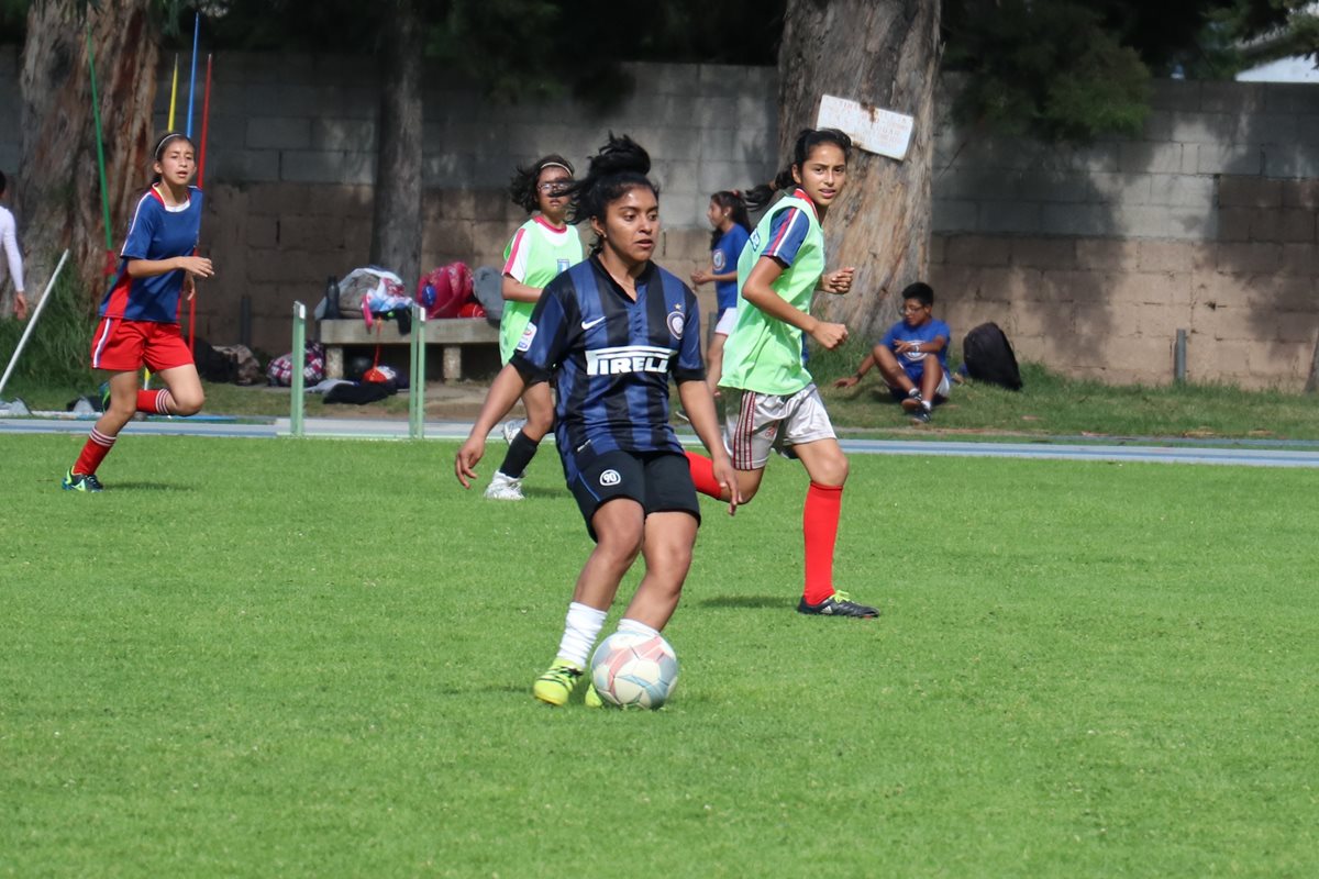 Madelyn Ventura comenzó a jugar futbol desde los 9 años en las ligas menos de Quetzaltenango. (Foto Prensa Libre: Raúl Juárez)