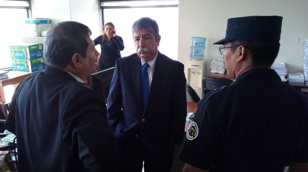 Mario Aldana, exministro de Agricultura durante el tiempo de la Une al momento de presentarse en Tribunales por caso Transurbano. (Foto Prensa Libre: Manuel Hernández)