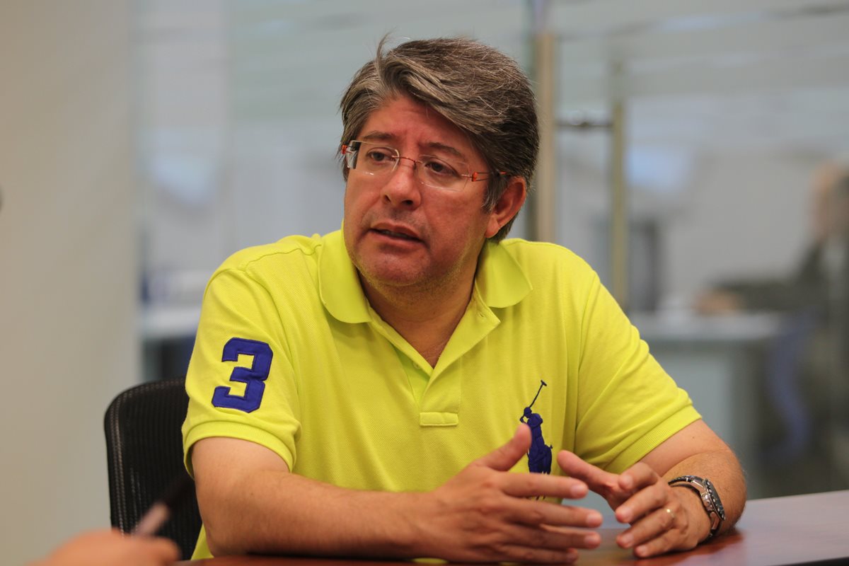 Rolando Torres, director del Instituto de Investigaciones de Ingeniería Matemática y ciencia físicas, en entrevista sobre la situación en que se encuentra el puente Belice ubicado en el Atlántico. (Foto Prensa Libre: Érick Ávila)