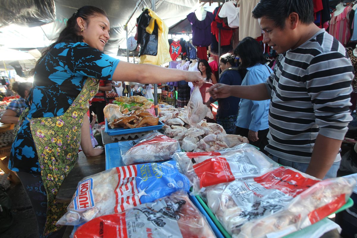 El cuadril de pollo importado ya no pagará impuestos a partir de hoy. (Foto Prensa Libre: Álvaro Interiano)