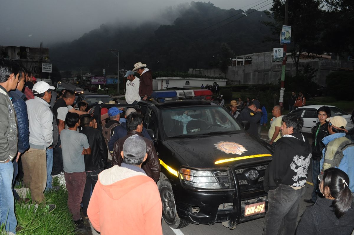Un grupo de vecinos de la aldea El Rincón, San Marcos, mantuvo retenido a un fiscal del MP por varias horas. (Foto Prensa Libre: Aroldo Marroquín)