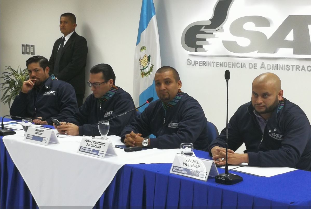 Autoridades de la SAT informaron sobre la meta de recaudación de noviembre y de la masiva afluencia de contribuyentes que buscan rectificar compra de facturas falsas. (Foto Prensa Libre: Urías Gamarro)