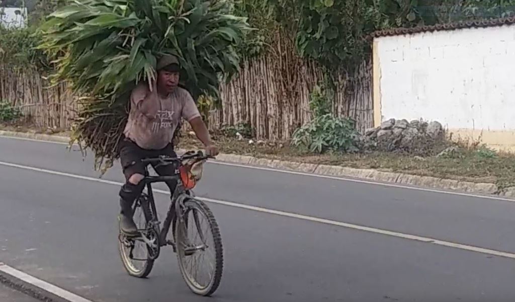 Agricultor se desplaza en su bicicleta a unos 50 kilómetros por hora. (Foto Prensa Libre: Víctor Chamalé).