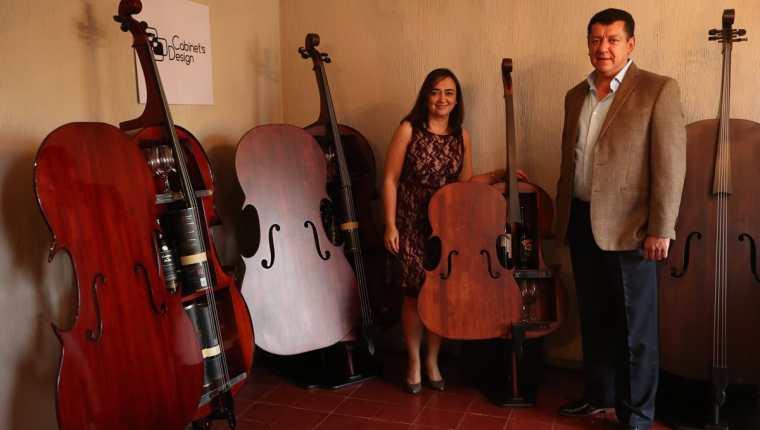 gerente de ventas El cello bar es el emprendimiento para enfocarse en muebles de diseño y es impulsado por los esposos Édgar Mora —en la foto— y Karen Orellana. (Foto Prensa Libre: Esbin García)