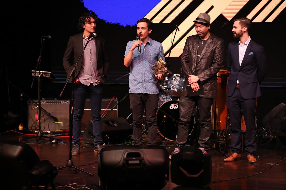 La banda de rock alternativo Filoxera recibe uno de sus dos premios de la noche en los Premios Estela 2017 (Foto Prensa Libre: J. Ochoa).