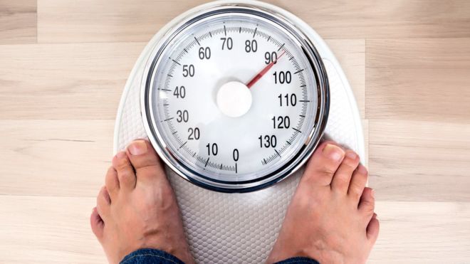 La lucha con los kilos de más acostumbra a aparecer pasada la adolescencia. GETTY IMAGES