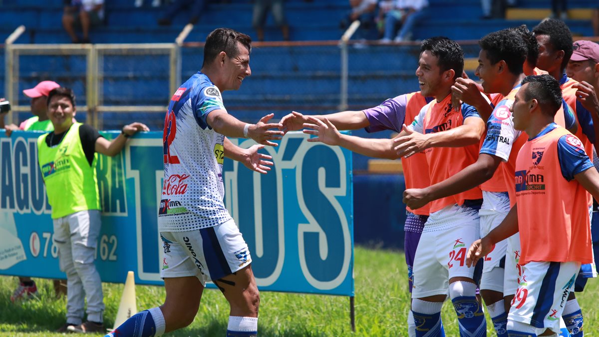 El mexicano Emmanuel Tapia, anotó un doblete para los venados, contra Marquense. (Foto Prensa Libre: Cristian Soto)