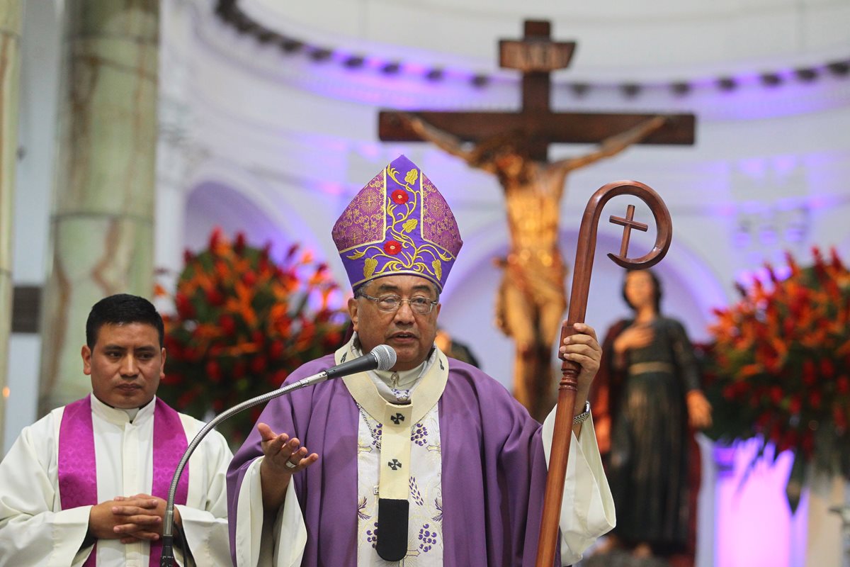 Óscar Julio Vian, arzobispo metropolitano, preside la misa en Catedral Metropolitana. (Foto Prensa Libre: Álvaro Interiano)