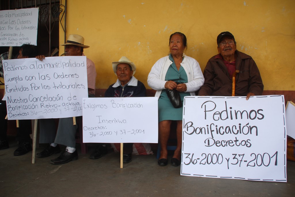Algunos de los inconformes se manifiestan frente a la comuna de Huehuetenango. (Foto Prensa Libre: Mike Castillo).
