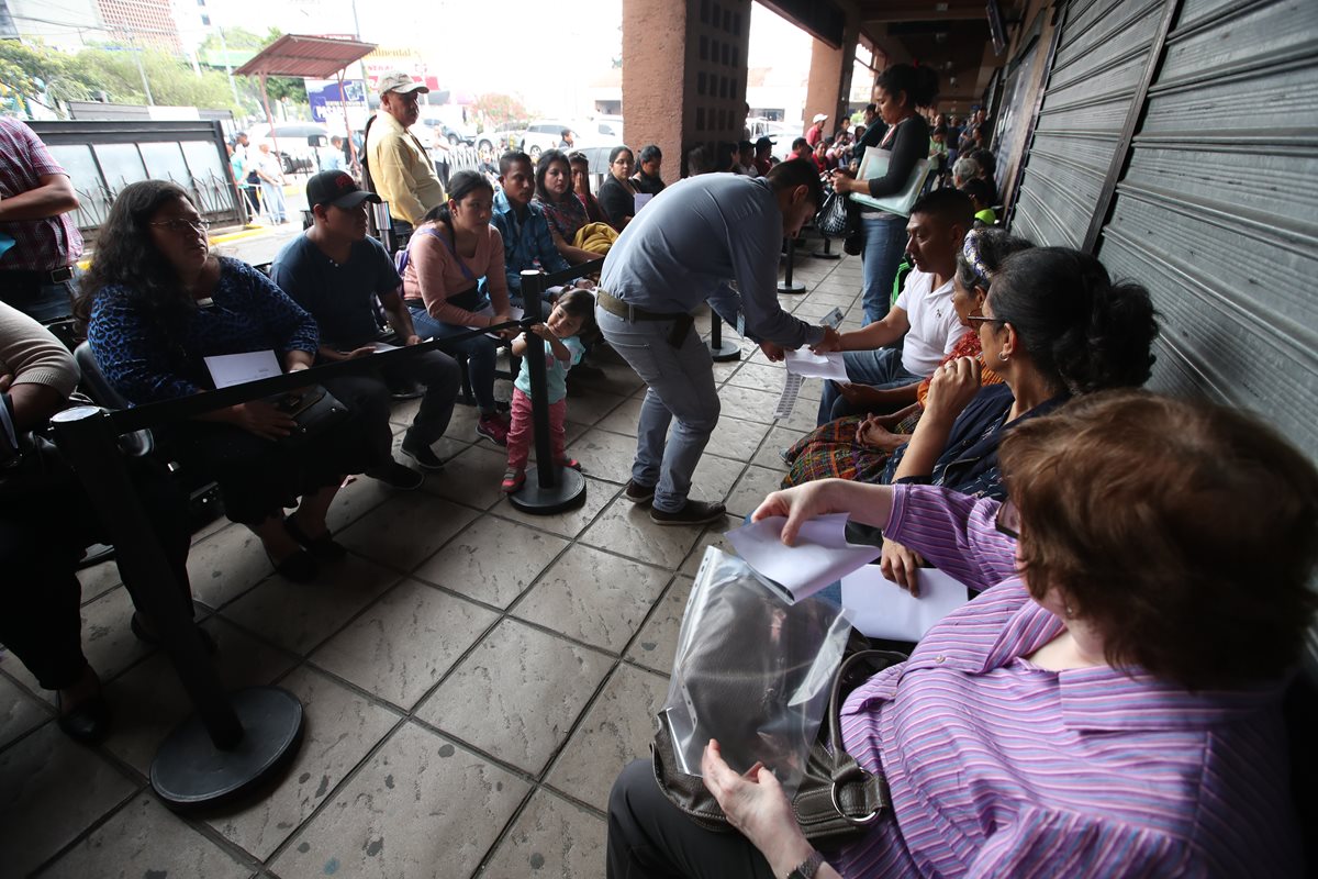 Cada día se atiende a unas mil personas en el centro de emisión de pasaportes, en la zona 4 capitalina. (Foto Prensa Libre: Paulo Raquec) 