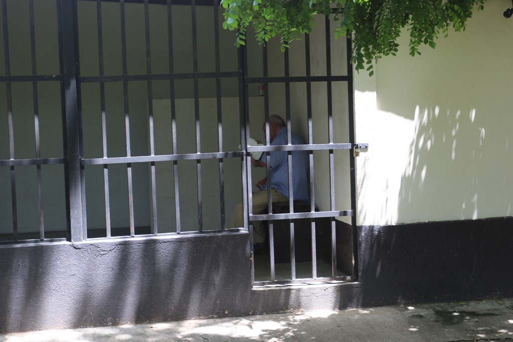 El exfuncionario permanece en la carceleta del Tribunal de Sentencia de Femicidio y otras Formas de Violencia contra la Mujer de Chiquimula. (Foto Prensa Libre: Edwin Paxtor).