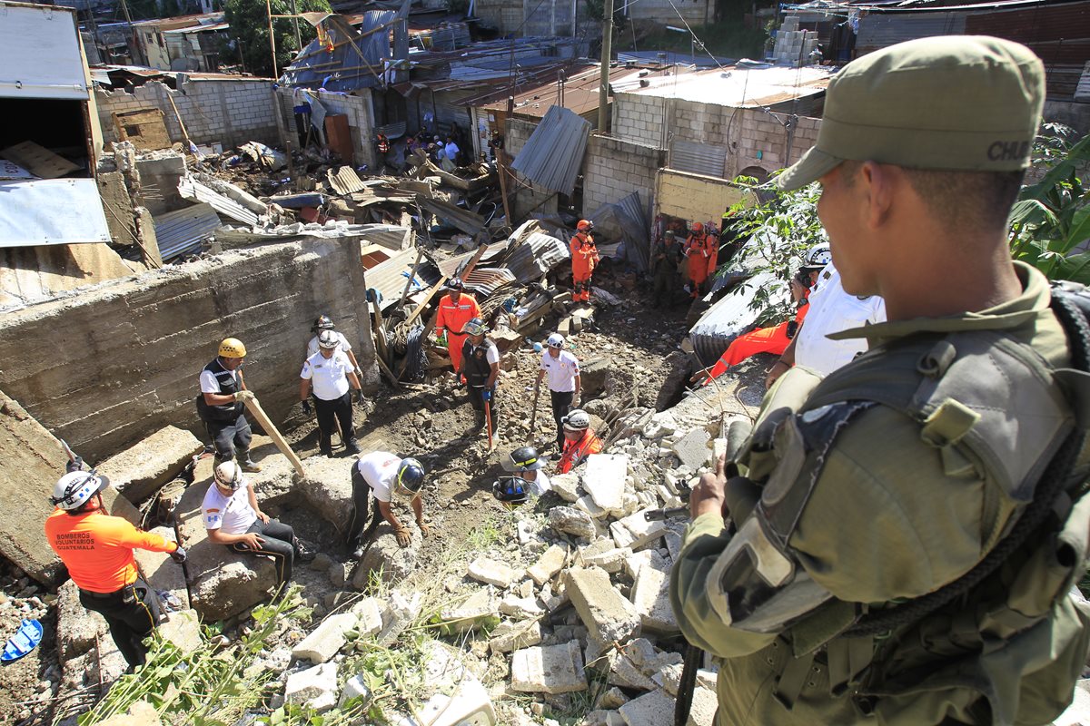 Villa Nueva declaró inhabitable el sector de Santa Isabel 2, donde nueve personas murieron por la caída de un muro de contención. (Foto Prensa Libre: Paulo Raquec)