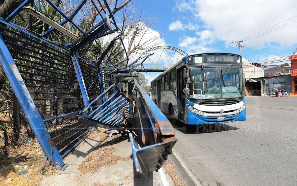 Las estaciones del Transurbano  se ven diariamente abarrotadas de usuarios. La demanda del servicio es  alta y hay pocos buses. (Foto Prensa Libre: Esbín García)