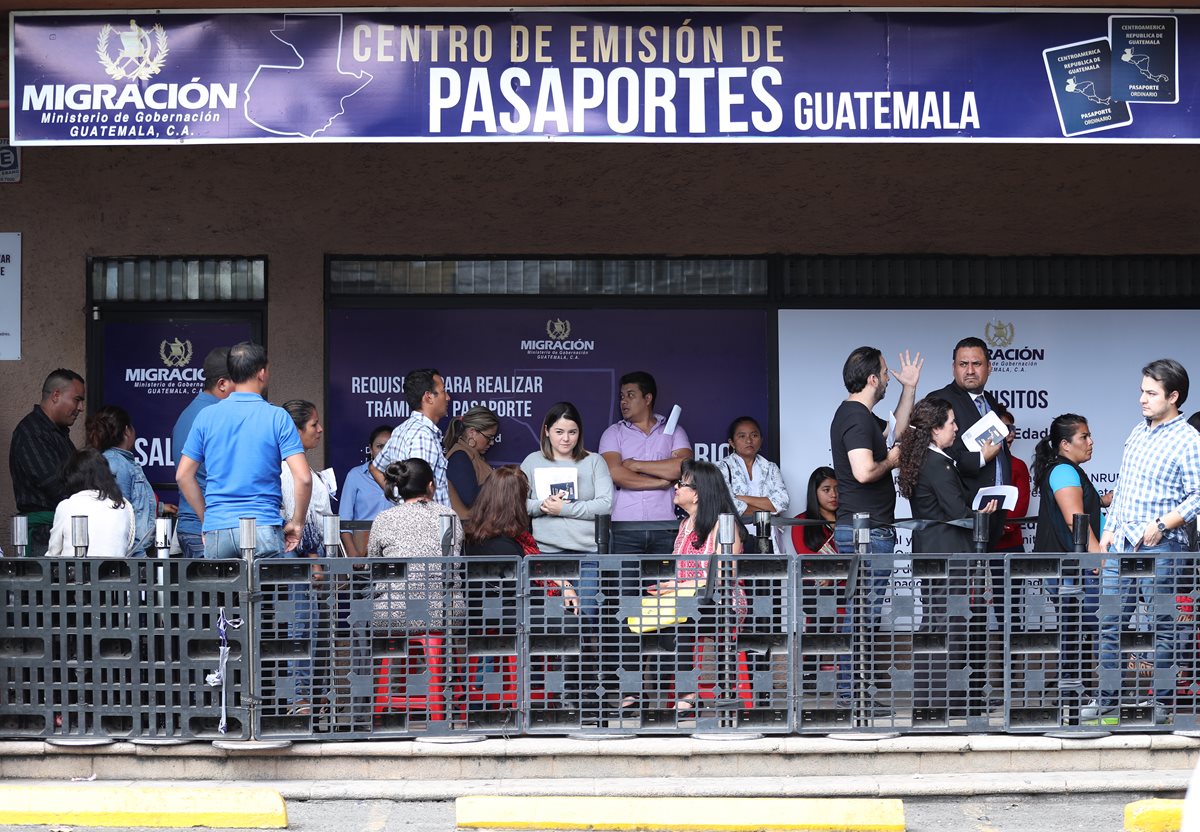 Nuevo sistema de citas para renovar pasaporte evita que los usuarios madruguen y paguen a gestores por un espacio en la fila. Los interesados deben esperar hasta siete horas. (Foto Prensa Libre: E. Paredes)