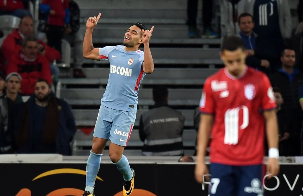 Radamel Falcao celebra uno de los dos goles del Mónaco contra Lille en la liga francesa. (Foto Prensa Libre: AFP)