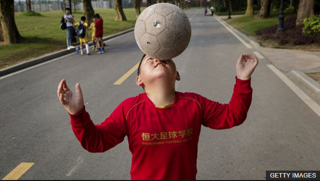 China quiere que haya 50 millones de personas jugando al fútbol para 2020. (Foto Prensa Libre: BBC Mundo)